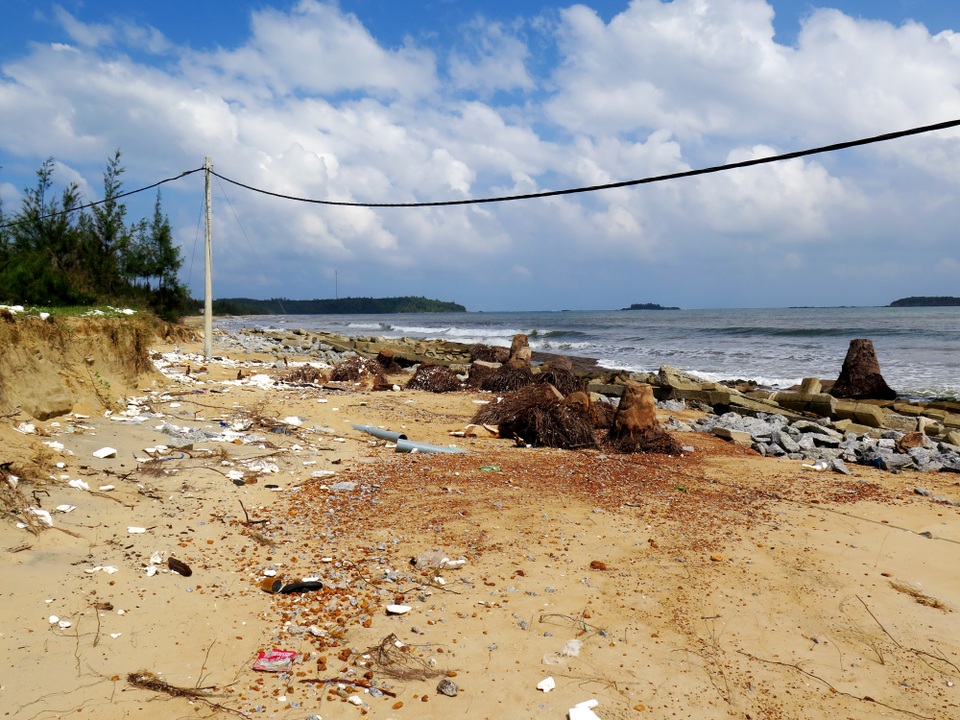 Khẩn cấp xây kè bảo vệ bờ biển xã đảo Tam Hải - 2 Tại nhiều vị trí, sóng biển đánh vỡ bờ kè, ăn sâu vào đảo