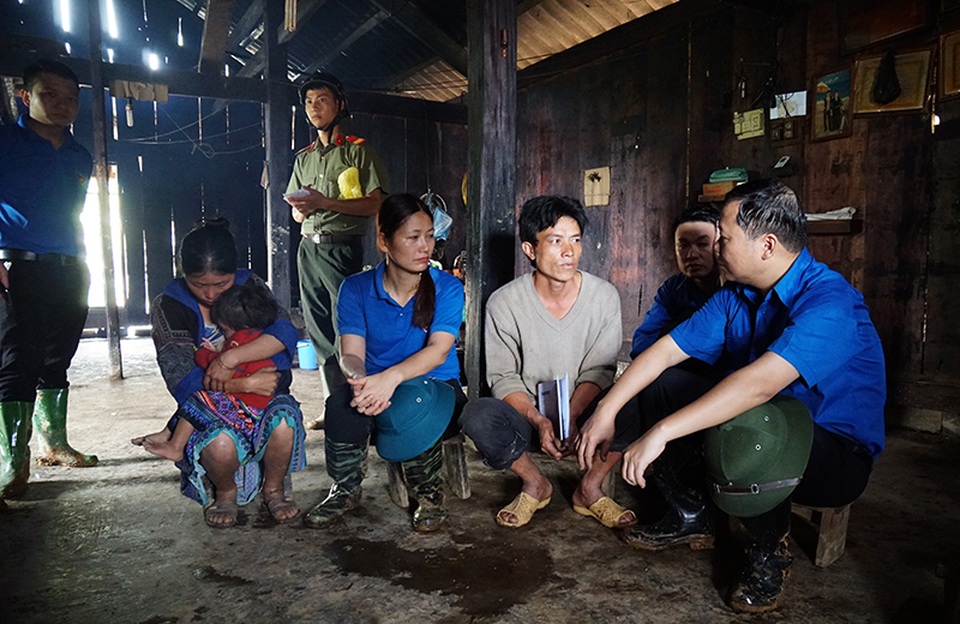 Tập trung hoạt động tình nguyện thanh niên giúp bà con Yên Bái vượt khó sau lũ - 4 Trò chuyện với các gia đình có hoàn cảnh khó khăn.