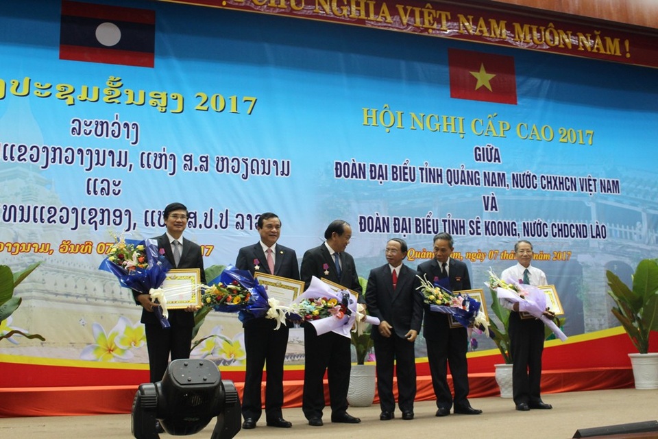 Quảng Nam - Sê Koong (Lào) đẩy mạnh hợp tác - 2 Trao tặng Huân chương nhà nước CHDCND Lào cho lãnh đạo, nguyên lãnh đạo tỉnh Quảng Nam