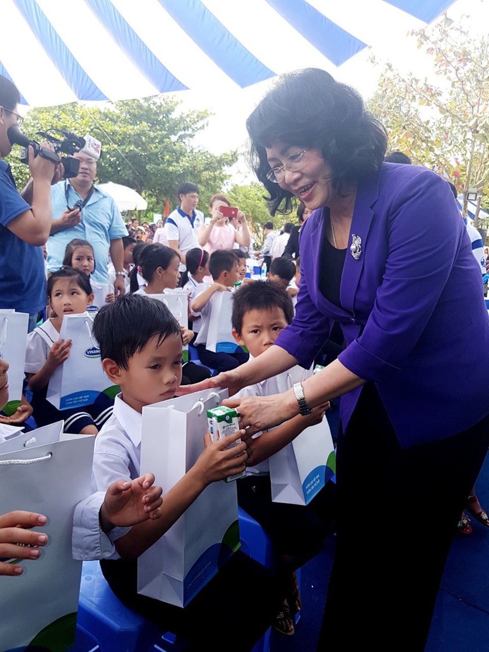 Phó Chủ tịch nước trao sữa học đường đến học sinh tại Quảng Nam - 1 Phó Chủ tịch nước Đặng Thị Ngọc Thịnh trao sữa đến các em học sinh