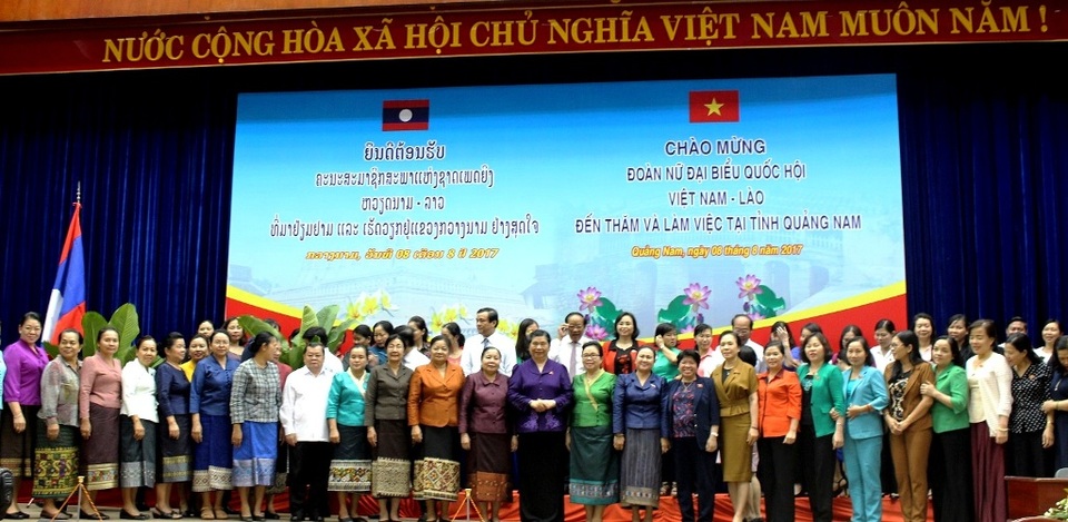 Đoàn đại biểu nữ Quốc hội Việt Nam và Lào làm việc với tỉnh Quảng Nam - 2 Đoàn nữ đại biểu Quốc hội hai nước chụp ảnh lưu niệm