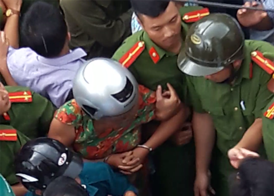 Kết luận chính thức vụ một phụ nữ bị dân vây vì nghi bắt cóc trẻ em - 2 Công an huyện Can Lộc đã đọc lệnh bắt khẩn cấp để giải vây cho bà Danh