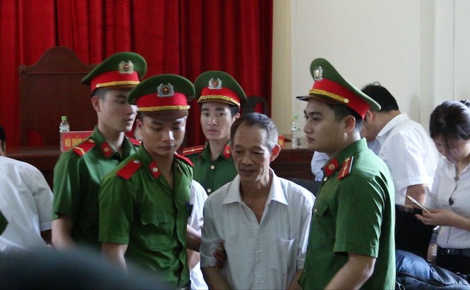 Tuyên án vụ Đồng Tâm: 3 cựu cán bộ được hưởng án treo - 2 Bị cáo được áp tải rời khỏi công đường sau khi nghe tuyên án.