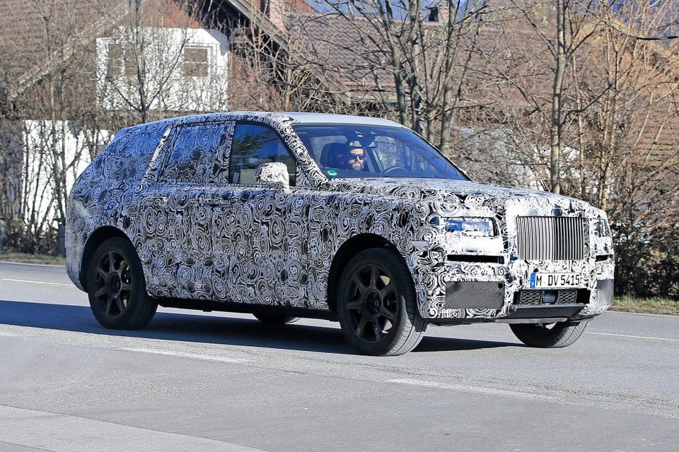 Chuẩn bị ra mắt SUV, Rolls-Royce "vùi dập" Bentley Bentayga - 2 Rolls-Royce Cullinan trên đường chạy thử