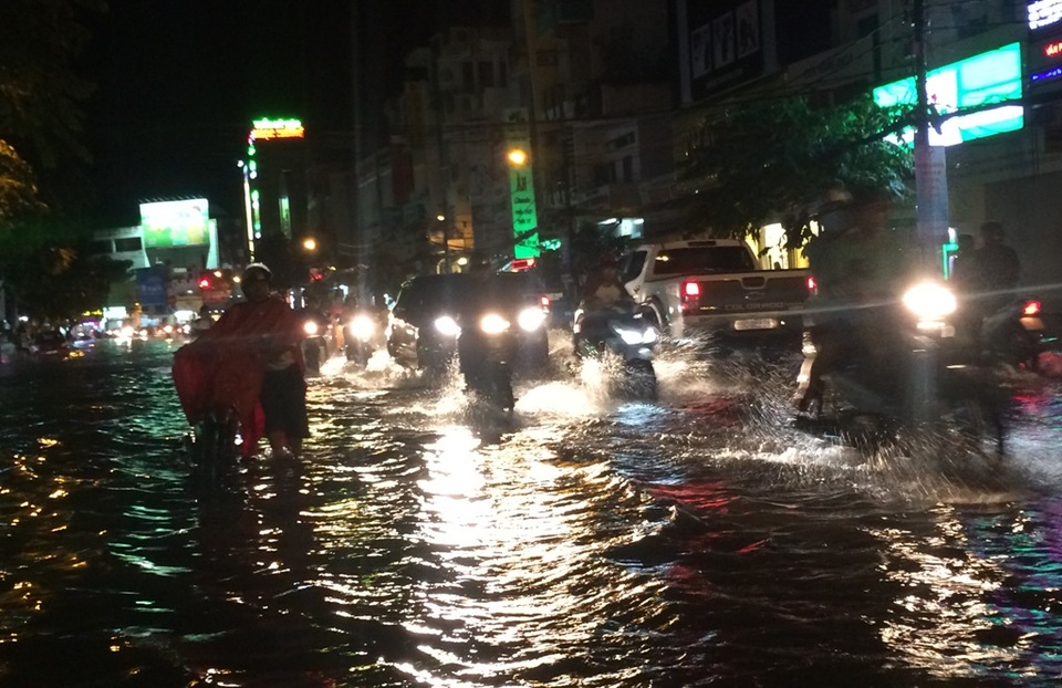 2 giờ hứng mưa lớn, thành phố mênh mông nước - 2