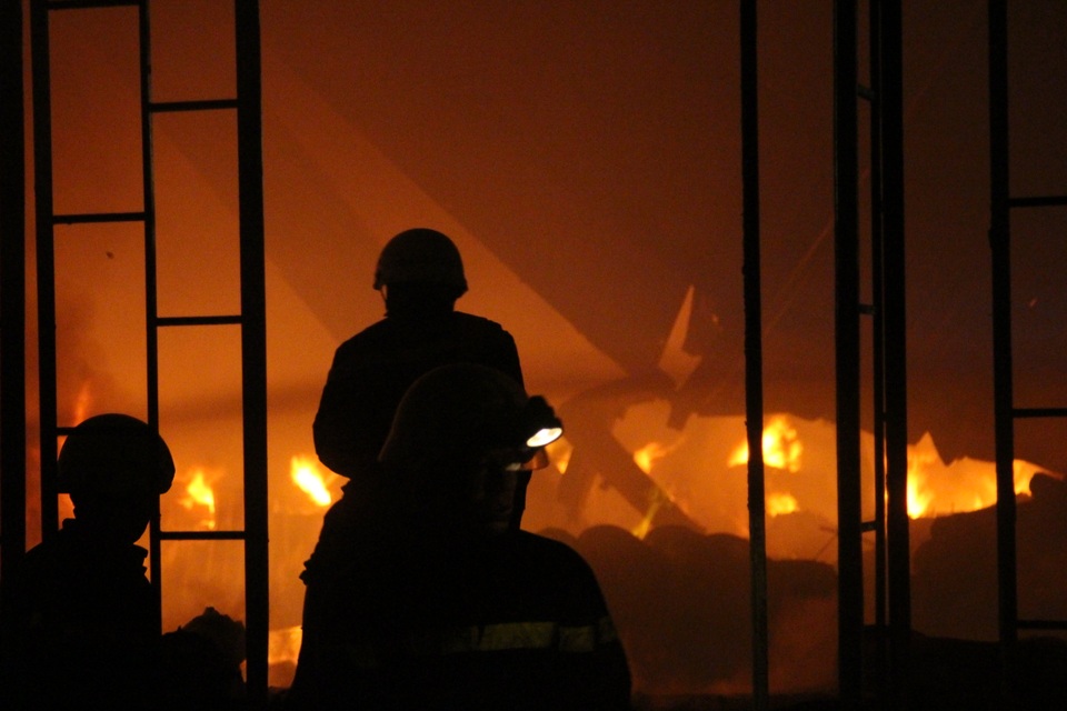 
Lửa bao trùm kho chứa vải, sơn, hóa chất... rộng hàng nghìn m2 thuộc kho hàng của 2 công ty trên địa bàn quận 9.
