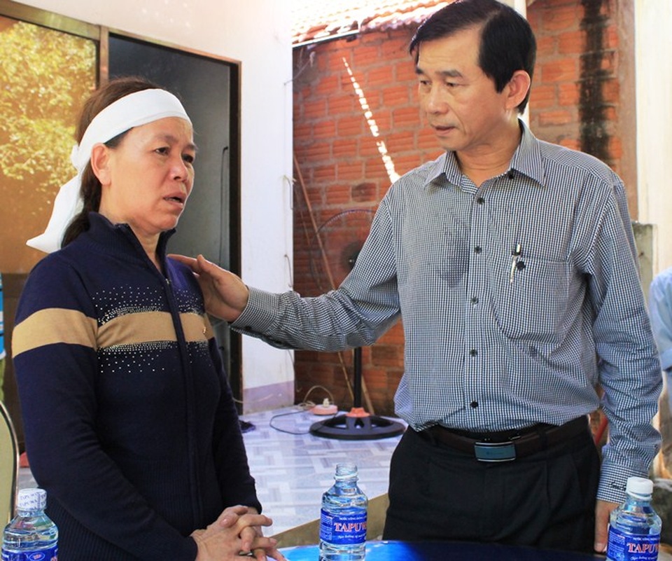 Trước đó, Phó Chủ tịch UBND tỉnh Bình Định Trần Châu thăm hỏi, động viên và trao tiền hỗ trợ cho thân nhân có ngư dân mất tích trên biển