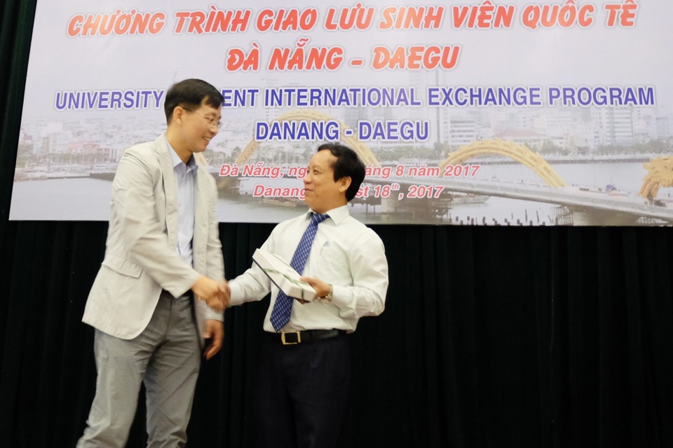 Giao lưu sinh viên Đà Nẵng - Daegu - 1 Đại diện đoàn UB chính quyền và sinh viên TP. Daegu tặng quà lưu niệm đến ĐH Đà Nẵng