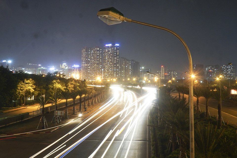 Hà Nội lung linh về đêm - 2
Những vệt sáng của xe chạy trên Đại lộ Thăng Long hướng về những khu nhà cao tầng. Đây là cửa ngõ phía Tây Hà Nội, có tốc độ phát triển đô thị rất nhanh trong những năm gần đây với các tòa nhà cao tầng liên tục mọc lên.