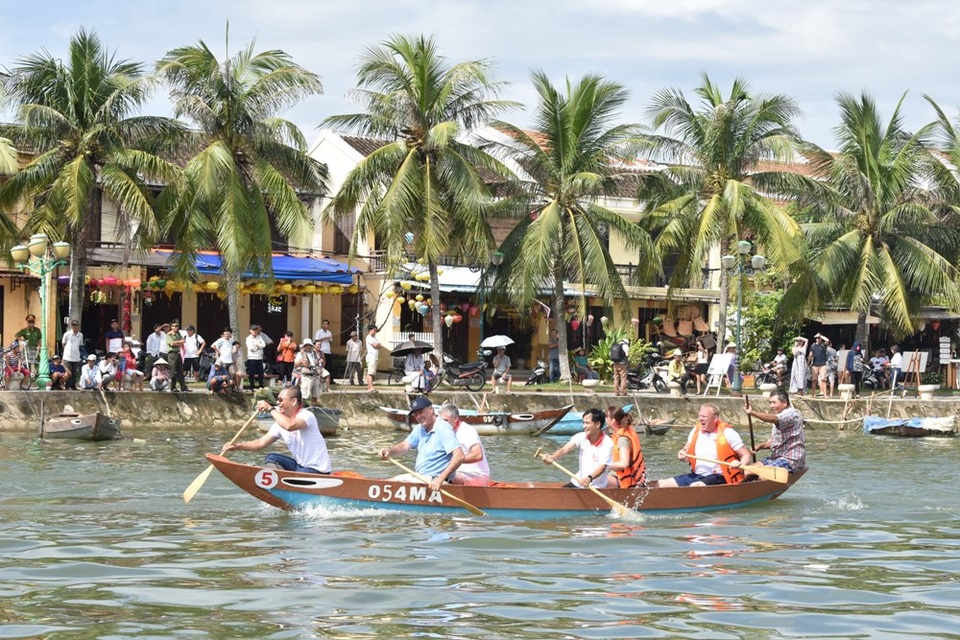 Du khách ngoại quốc mặc dù không quen với mái chèo Việt Nam nhưng vẫn rất hào hứng và hết mình trên đường đua