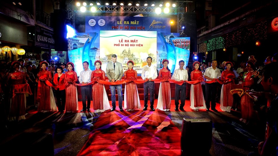 Ồng Trần Vĩnh Tuyến, Phó chủ tịch UBND TPHCM (thứ 3, từ phải sang) cắt băng khai trương phố đi bộ