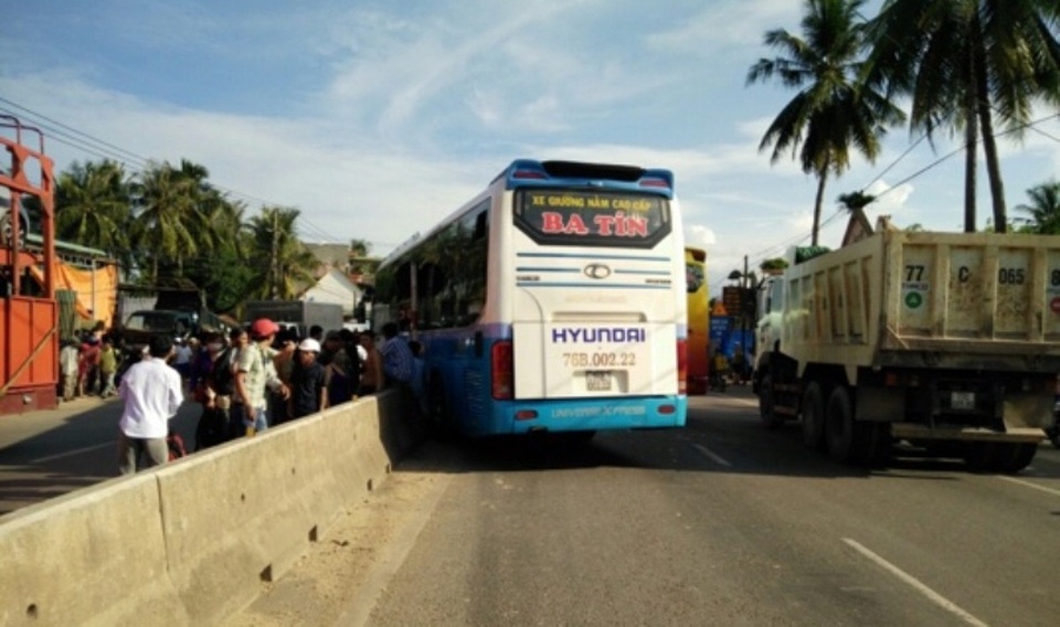 Xe khách tông nhau, 30 hành khách thoát nạn - 2 30 hành khách trên xe may mắn thoát nạn