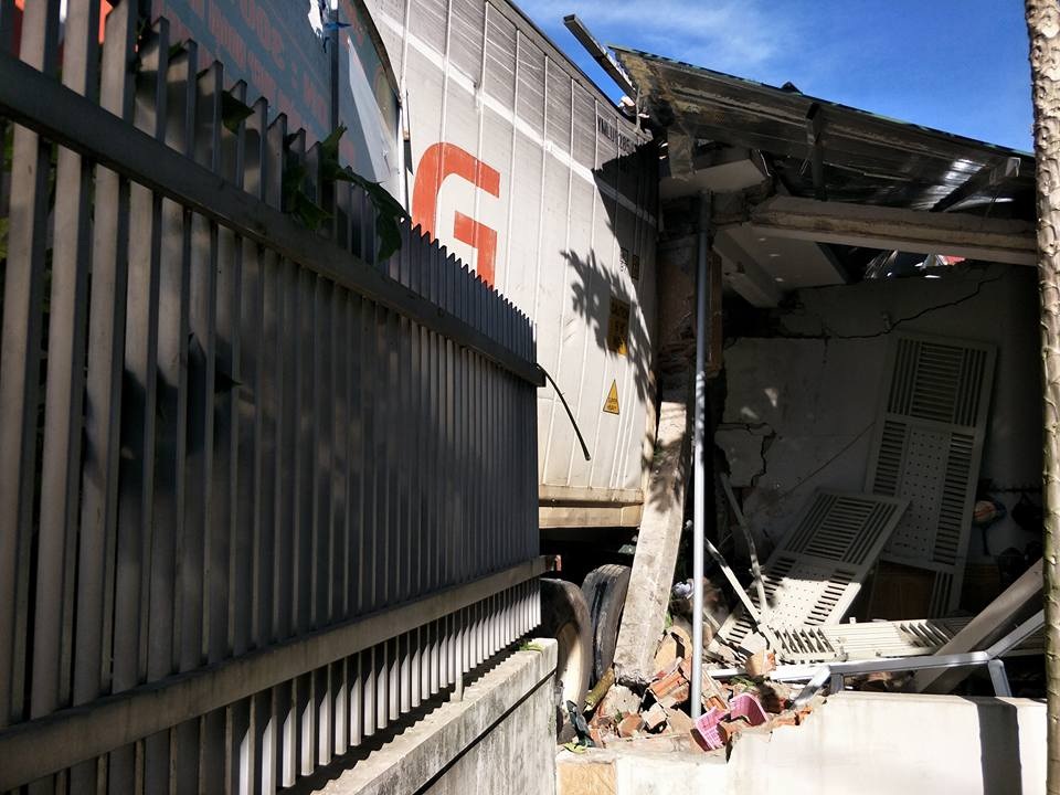 Tránh cụ ông, xe container đâm nát ki ốt bên đường - 2 Tránh cụ ông, xe container đâm nát ki ốt bên đường - 2