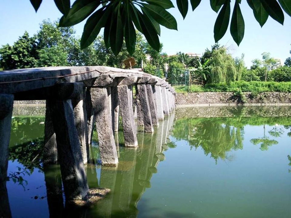 Từ bên ngoài sang núi Kỳ Lân phải đi qua 2 cây cầu làm bằng đá. Một hướng vào phía Bắc và một hướng vào phía Nam. Núi Kỳ Lân cao khoảng 50m, được gọi là Kỳ Lân vì phía Bắc núi hõm vào giống như hàm lân, xung quanh là những vách nhấp nhô, cây cối mọc xanh tốt làm ta liên tưởng đến những chiếc bờm, râu của con lân.