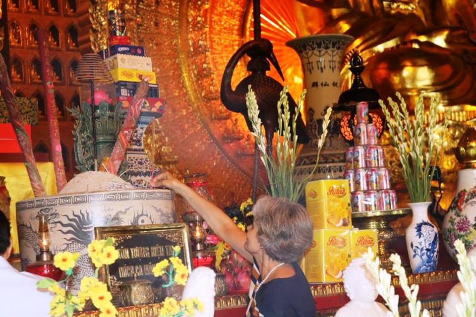 Tổng giám đốc UNESCO thăm quần thể danh thắng Tràng An - 6 Tổng Giám đốc UNESCO dâng hương tại chùa Bái Đính.