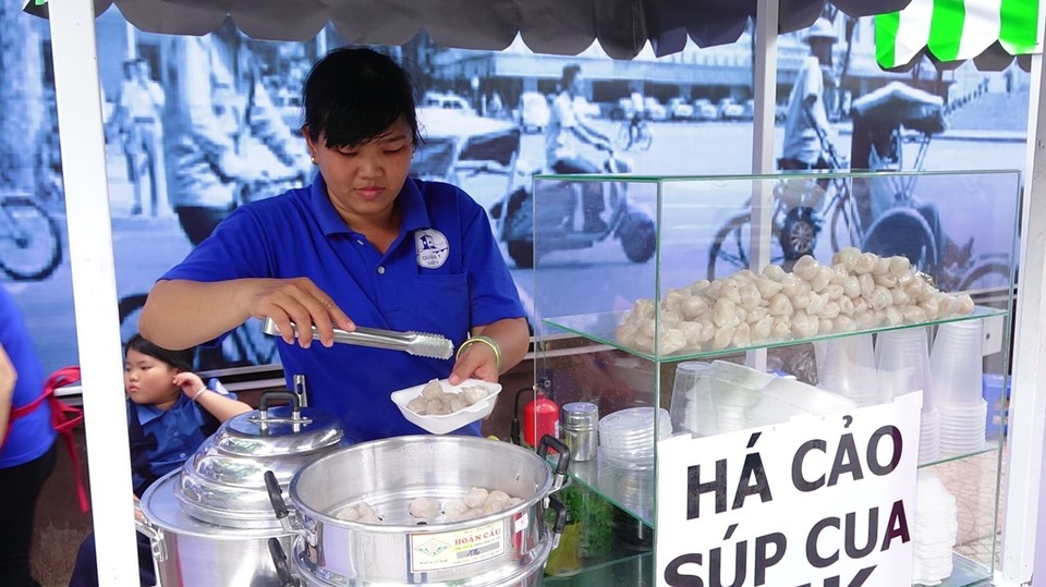 Sài Gòn đã có phố hàng rong - 2 Hộ buôn bán là những người nghèo mưu sinh trên vỉa hè, được UBND phường Bến Nghé và các phòng ban của quận lựa chọn.