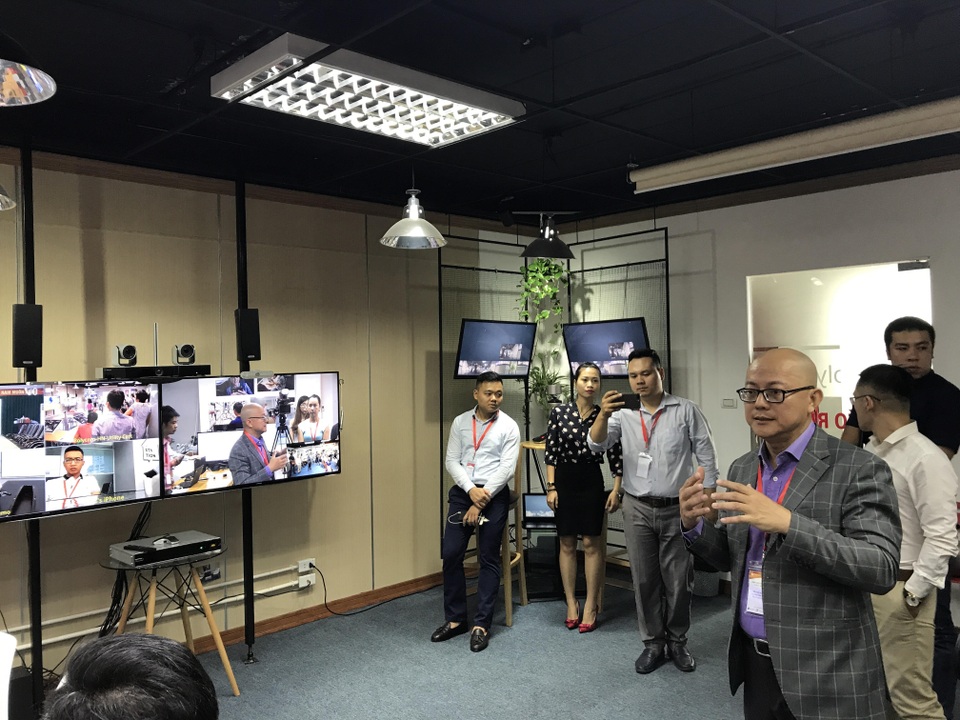 Ông Hà Huy Hào, Giám đốc Polycom Việt Nam và Myanmar trình diễn hệ thống Hội nghị truyền hình VNPT Meeting