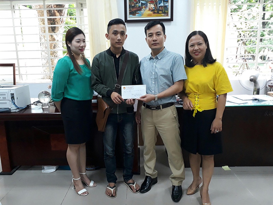 Cậu học trò có hoàn cảnh éo le đã trở thành tân SV Học viện Ngân hàng - 2
Các thầy, cô Phòng Quản lý người học - Học viện Ngân hàng trao phần quà từ Quỹ tình thương sinh viên Học viện ngân hàng cho Kim, mong em cố gắng học tập tốt.