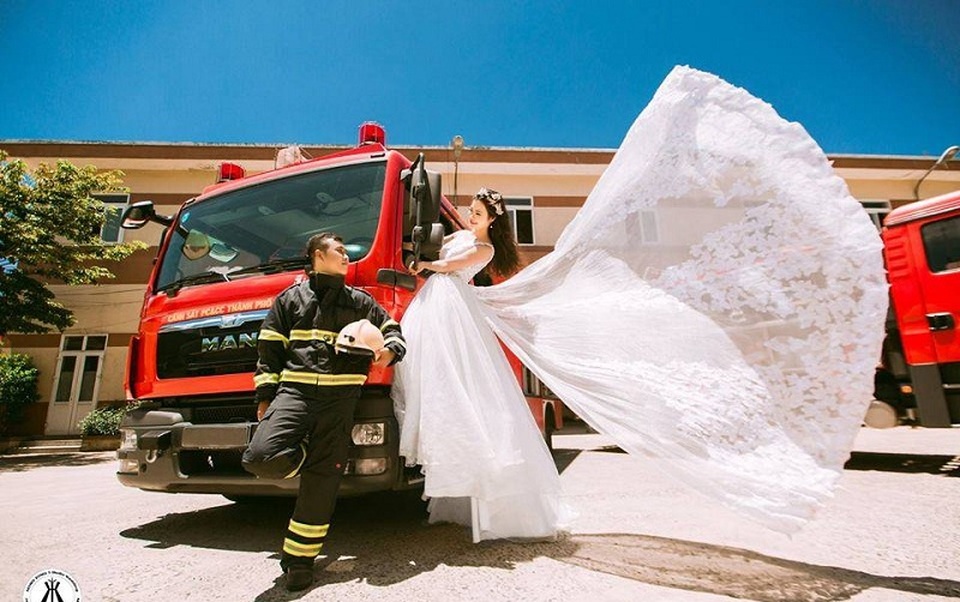 
5 năm yêu nhau thì chỉ có 3 năm cả hai cùng chung một thành phố, 2 năm còn lại Tùng phải đi học ở Đồng Nai, cặp đôi phải trải nghiệm cảm giác yêu xa thật sự.
