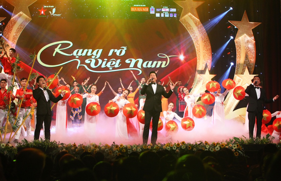 "Rạng rỡ Việt Nam": Đêm nhạc ý nghĩa chào mừng ngày quốc khánh 2/9 - 7 Ca khúc “Đường chúng ta đi” với tiếng hát của NSƯT Việt Hoàn, NSƯT Đăng Dương, ca sĩ Trọng Tấn kết hợp cùng phần biểu diễn của trường ĐH Văn hóa Nghệ thuật Quân đội.