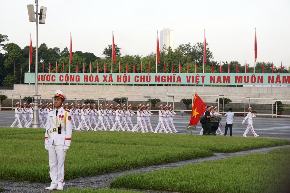 Lễ chào cờ trên quảng trường Ba Đình trong buổi sáng 2/9 - 1
Đúng 6 giờ, lễ chào cờ bắt đầu, các chiến sỹ đội nghi lễ của Đoàn 275 thuộc Bộ Tư lệnh bảo vệ lăng Chủ tịch Hồ Chí Minh tiến ra quảng trường Ba Đình trong âm hưởng bài hát Tiến bước dưới Quân kỳ.