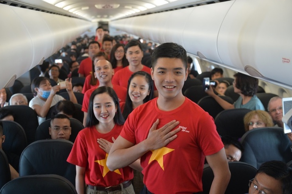 Gần 200 hành khách Vietjet cùng hát "Nối vòng tay lớn" mừng quốc khánh 2/9 - 2 Gần 200 hành khách Vietjet cùng hát "Nối vòng tay lớn" mừng quốc khánh 2/9 - 2
