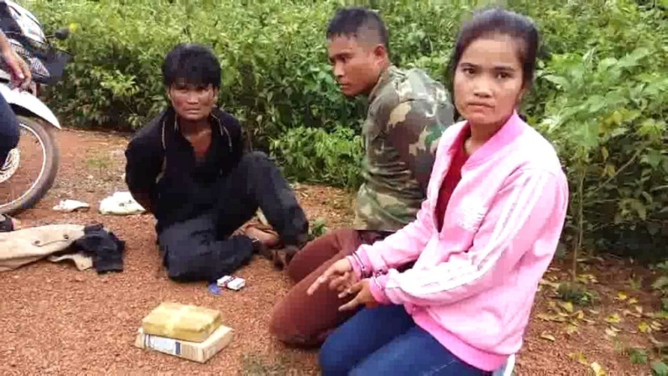 Ngăn chặn 12.000 viên ma túy tổng hợp đang trên đường vào Việt Nam - 1 Các đối tượng người Lào bị bắt giữ. (Ảnh BĐBP cung cấp)