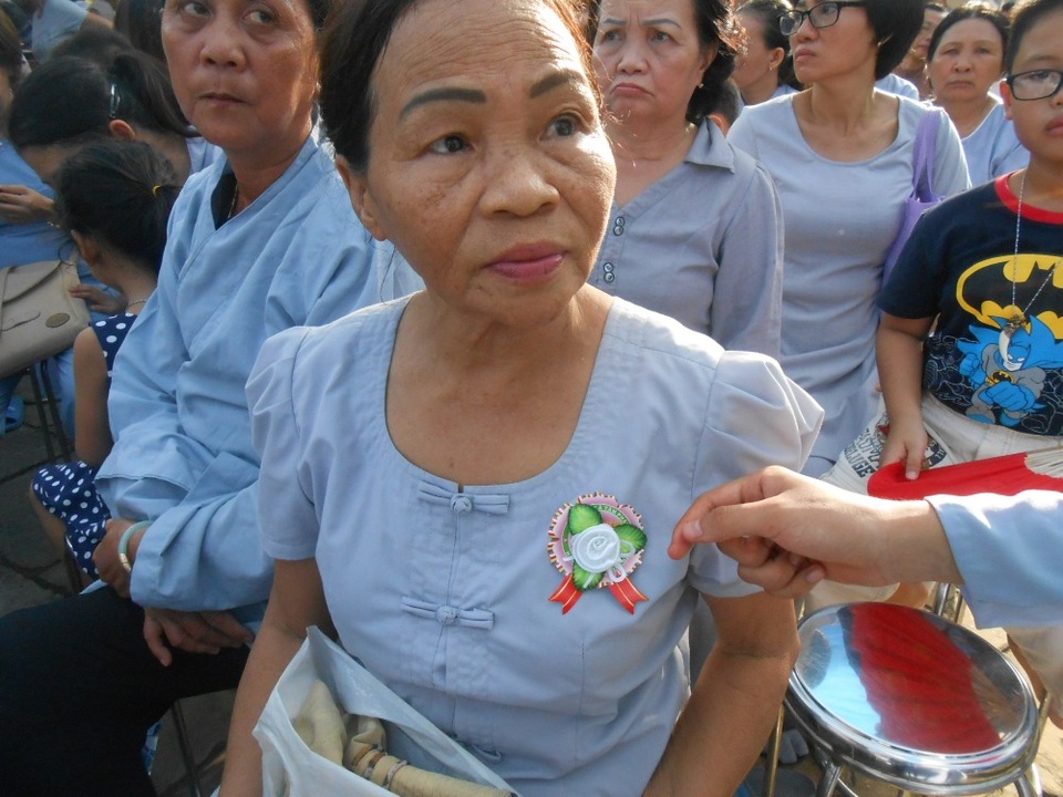 Đêm Vu Lan lung linh sắc màu ở phố cổ Hội An - 2 Những ai còn mẹ được cài hoa hồng đỏ, những ai mất mẹ thì cài hoa hồng trắng