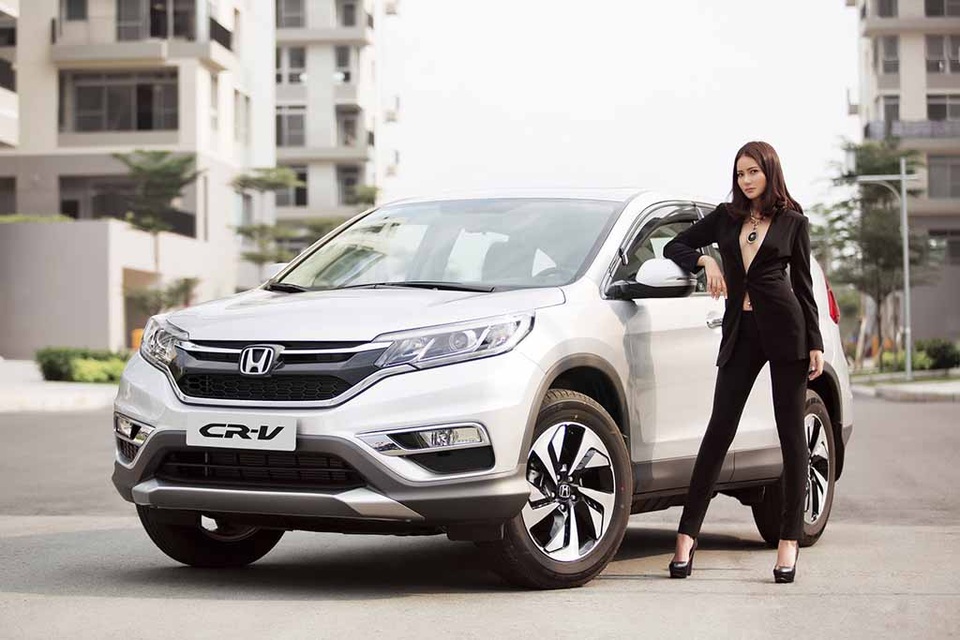 Ô tô đua nhau giảm giá, người tiêu dùng "đau tim" - 1
Với các đợt giảm giá bán xe của hãng cùng các chính sách tặng tiền mặt từ đại lí, Honda CR-V hiện có giá bán thấp hơn đối thủ Mazda CX-5