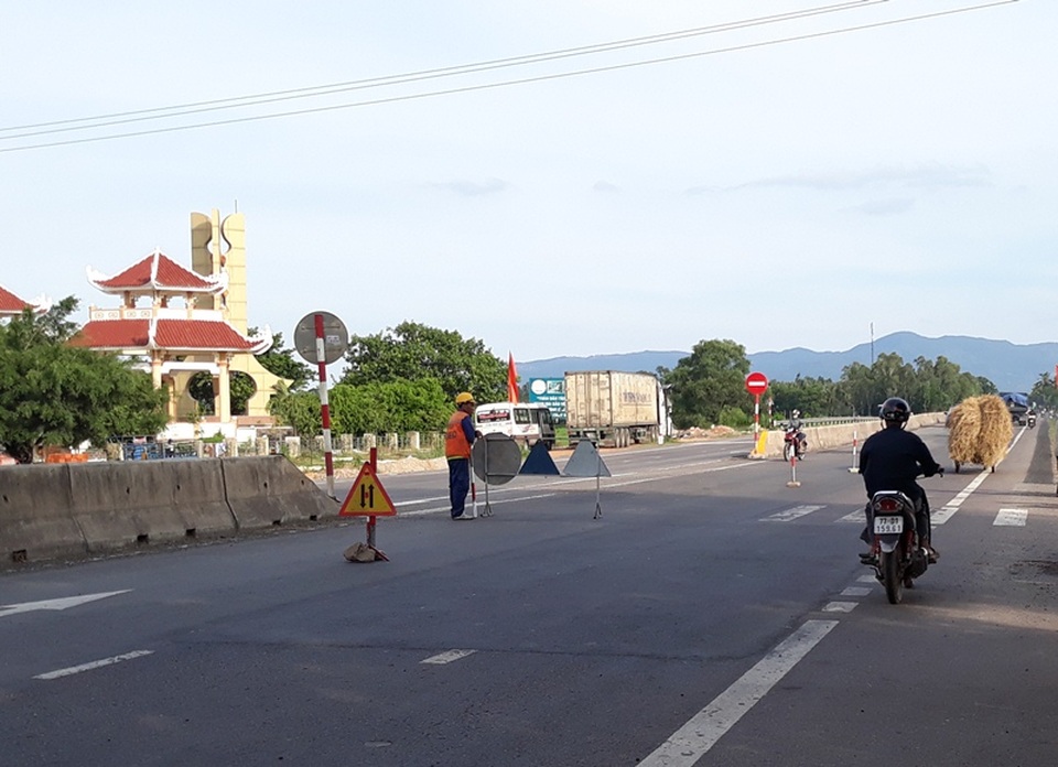 Hơn 100 km “mọc” 3 trạm BOT: Chủ đầu tư lên tiếng - 2
Người dân gánh nhiều khoản phí, trong khi đường xuống cấp liên tục.