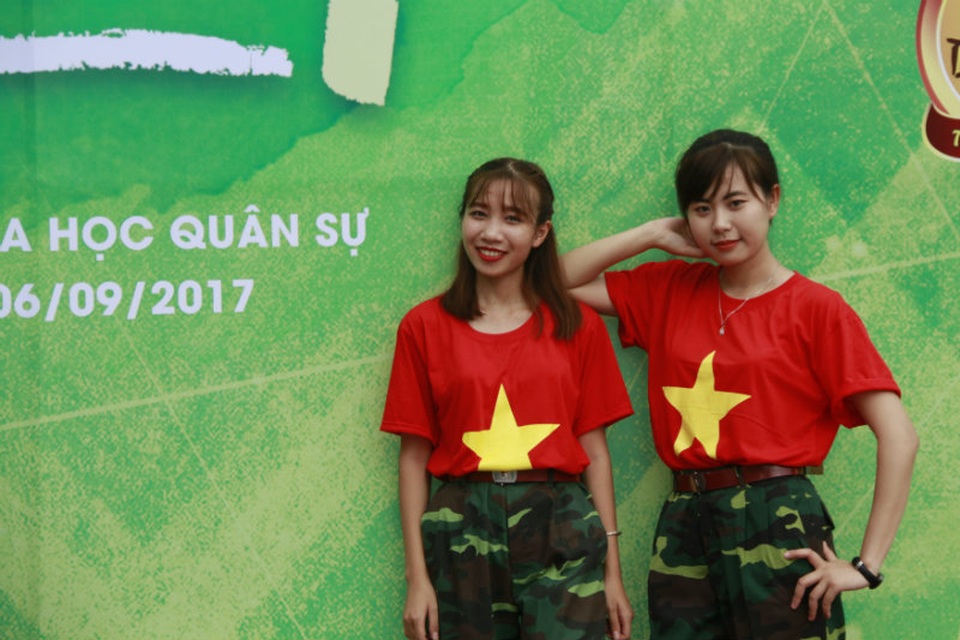 Màn nhảy flashmob đậm chất quân nhân của SV trường Khoa học quân sự - 2 Những “bông hoa” của Học viện Khoa học Quân sự nhí nhảnh tạo dáng tại buổi đồng diễn