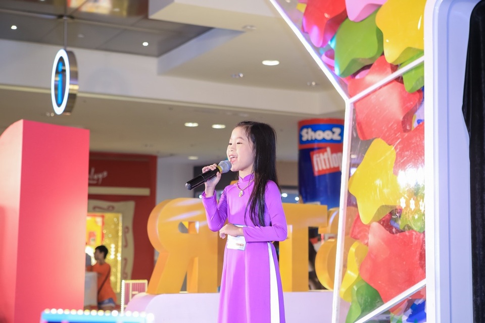 Nhiều háo hức và bất ngờ tại Vòng Chung Kết “Sao Nhí Tài Năng” - 2 … hay thể hiện giọng hát ngọt ngào, sâu lắng với ca khúc trữ tình “Em đi trên cỏ non”.