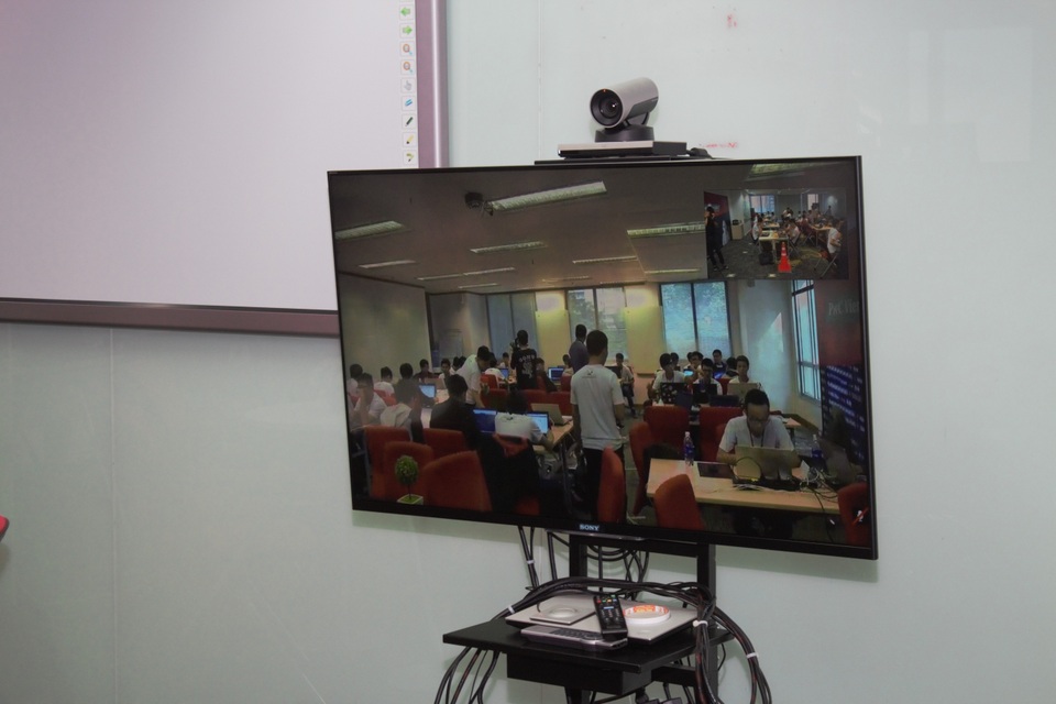 Việt Nam tổ chức cuộc thi "Xem ai hack được nhiều hơn" cho sinh viên đại học - 6 Camera sẽ phát truyền hình trực tiếp giữa 2 đầu cầu Nam - Bắc trong suốt thời gian thực hiện phần thi.