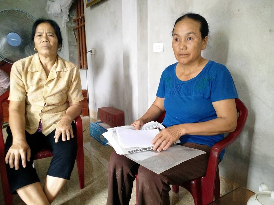 Dân cả thôn kéo nhau “gõ cửa” khắp nơi đòi đất xây nhà văn hóa! - 1 Bà Lưu Thị Nhâm (áo xanh) - Trưởng thôn Phú Cường trao đổi với PV Dân trí.