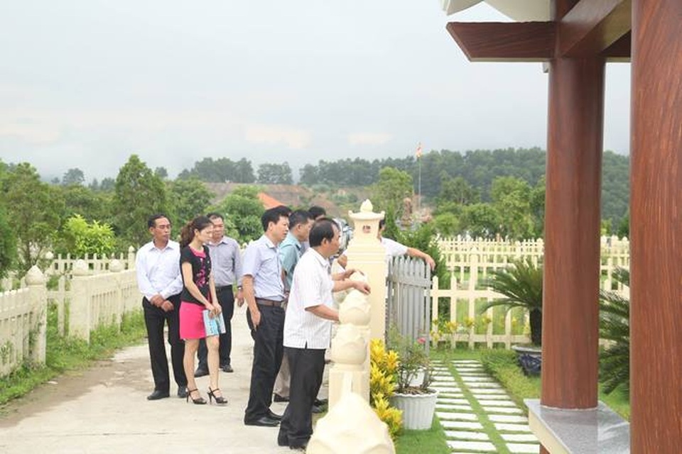 Ông Dương Trung Quốc: “Mua mộ trước cho người thân là tín hiệu tốt” - 1 Tham quan những phần mộ tại Công viên Tâm linh Lạc Hồng Viên.