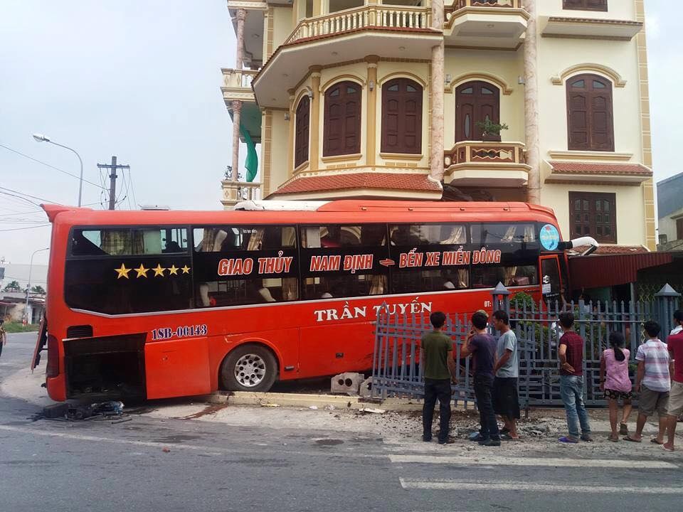 Xe khách lao thẳng vào nhà dân - 1 Xe khách lao thẳng vào nhà dân - 1