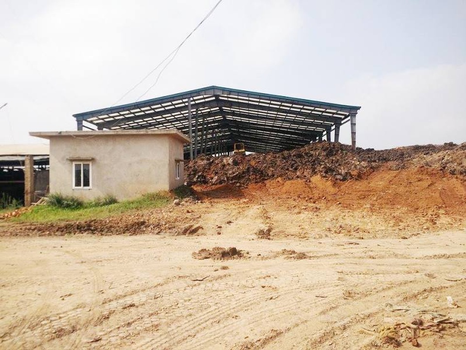 Vụ nhà máy gạch "biến hóa" đất: Chính quyền bất lực hay doanh nghiệp "chây ì"? - 3 Bãi chứa nguyên liệu của nhà máy gạch công ty Trường Thành nằm trọn trong hành lang bảo vệ đê sông Vạc.