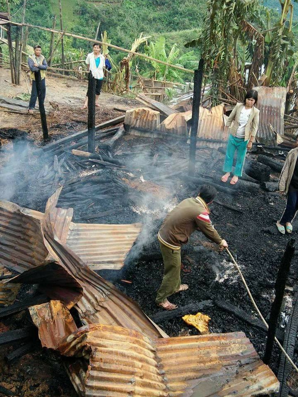 Đốt lửa sưởi ấm làm cháy rụi nhà sàn - 2 Ngôi nhà sàn gỗ của gia đình ông Dinh bị thiêu rụi. (Ảnh CTV)
