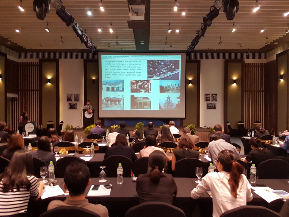 Các chuyên gia bảo tồn Hội An đang giới thiệu đến các đại biểu Hàn Quốc về phương thức bảo tồn phố cổ hiện nay. Giữ được hồn phố cổ Hội An cũng sẽ thu hút du khách đến nhiều hơn