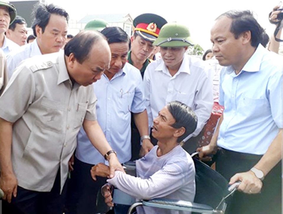 Thủ tướng về vùng tâm bão chỉ đạo khẩn trương khắc phục hậu quả - 1 Thủ tướng thăm hỏi và động viên những người dân bị ảnh hưởng do bão số 10 ở thị xã Kỳ Anh.