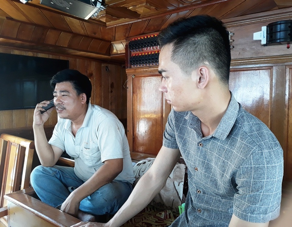 10 thuyền viên mất tích trở về: "Chúng tôi nghĩ 99% bỏ mạng ở biển" - 1
Suốt từ sáng tới trưa 19/9, thuyền trưởng tàu vỏ thép TH 93666 TS Nguyễn Văn Tuy liên tục nghe điện thoại chia sẻ, động viên từ người thân.