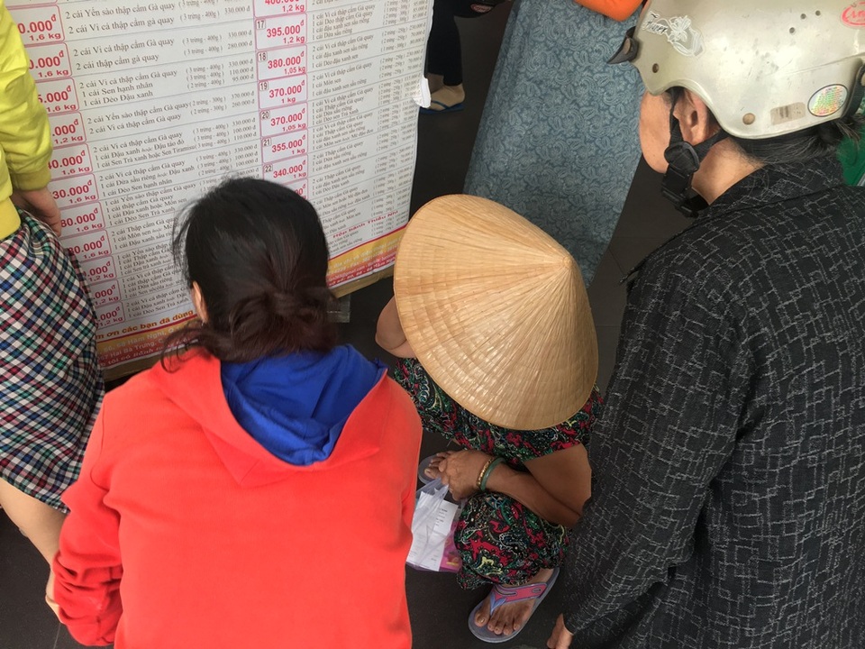 Người Sài Gòn đổ xô đi mua bánh Trung thu ngày đầu tháng - 2 Khách hàng tập trung xem giá
