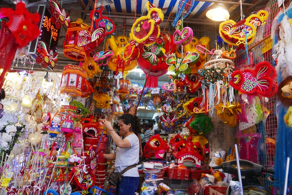 Đồ chơi Trung thu "made in Việt Nam" lên ngôi ở phố Hàng Mã - 2
Những mặt hàng đèn lồng, đèn ông sao, đồ chơi Trung thu được các cửa hàng bày khắp không gian mặt tiền, màu sắc bắt mắt.
