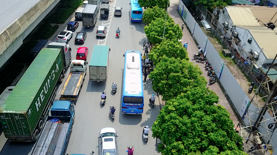 Hà Nội: Lật tẩy chiêu trò bất ngờ của "bến cóc" nhằm "qua mặt" lực lượng chức năng - 2 Nhà xe Anh Huy Đất Cảng sau khi vượt qua đoạn có lực lượng chức năng làm nhiệm vụ lại tạt lề đường bắt khách như thường.