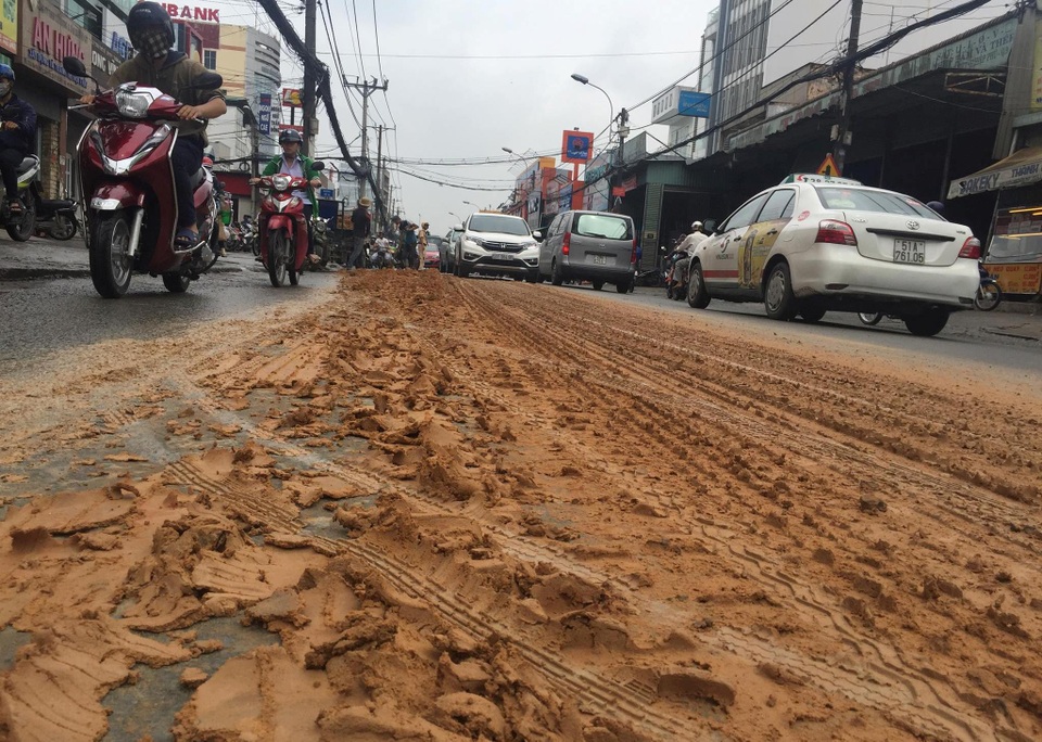 “Hung thần” xe ben làm rơi hàng tấn đất xuống đường rồi bỏ chạy - 1 “Hung thần” xe ben làm rơi hàng tấn đất xuống đường rồi bỏ chạy - 1