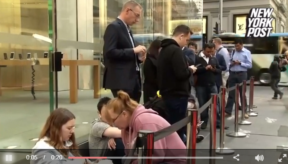 Người xếp hàng tại Mỹ thưa thớt hơn hẳn so với những sự kiện trước đây.