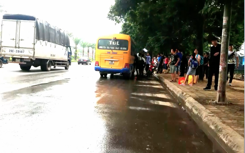 Hà Nội: Xe khách ồ ạt bắt khách dọc đường ngay trung tâm thành phố - 3 Xe khách dừng đỗ bắt khách ở cuối Đại lộ Thăng Long