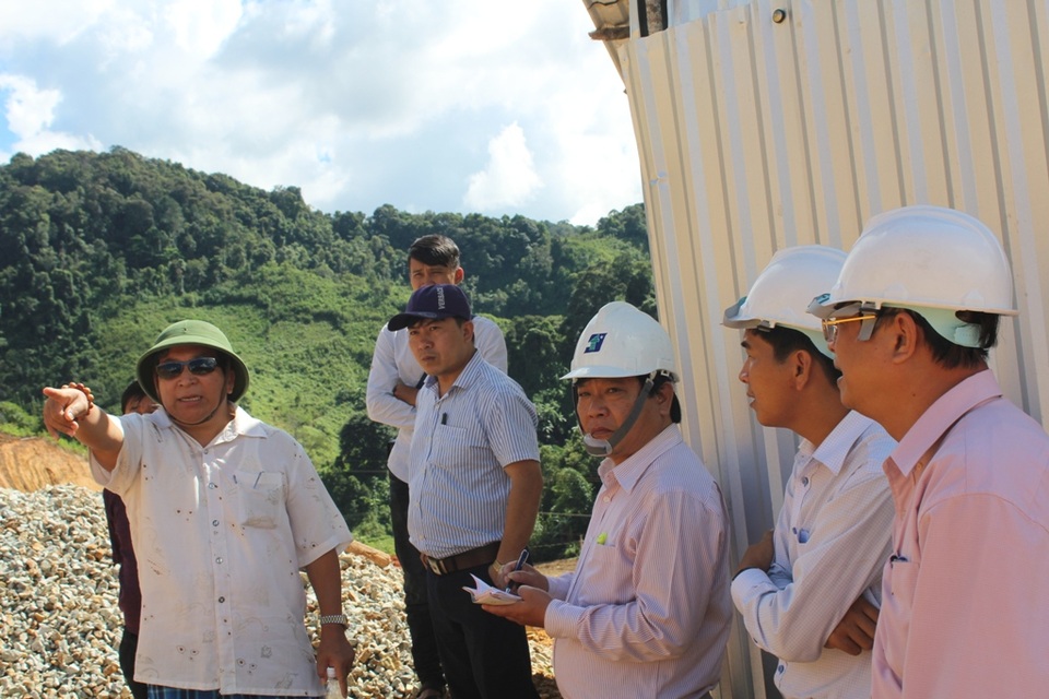 Trường học chưa thi công đã xuất hiện nguy cơ sạt lở đất - 2
Lãnh đạo Sở GD-ĐT, huyện Tây Giang đang trao đổi với đơn vị thiết kế cách khắc phục sạt lở.