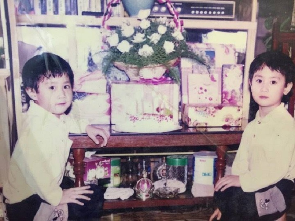 Hai anh em sinh đôi trong sách Sinh học 9 bây giờ ra sao? - 2 Ngày bé, hai chị em giống nhau như hai giọt nước
