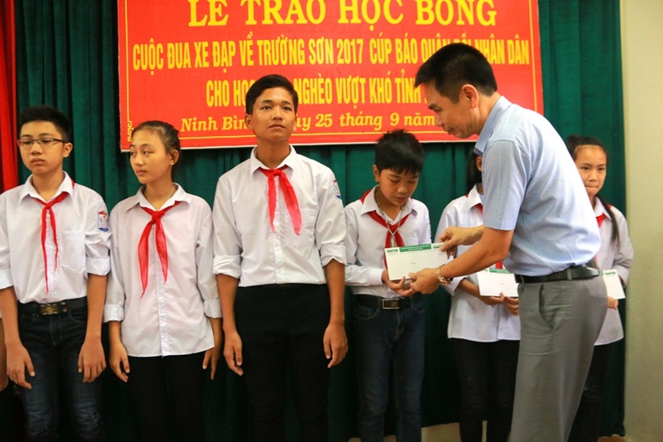 
Ông Trần Việt Phương, Phó Giám đốc Sở Văn hóa - Thể thao Ninh Bình trao học bổng từ giải đua xe đạp Về Trường Sơn 2017, cúp báo Quân đội nhân dân cho các em học sinh nghèo, vươn lên học giỏi xã Yên Thành
